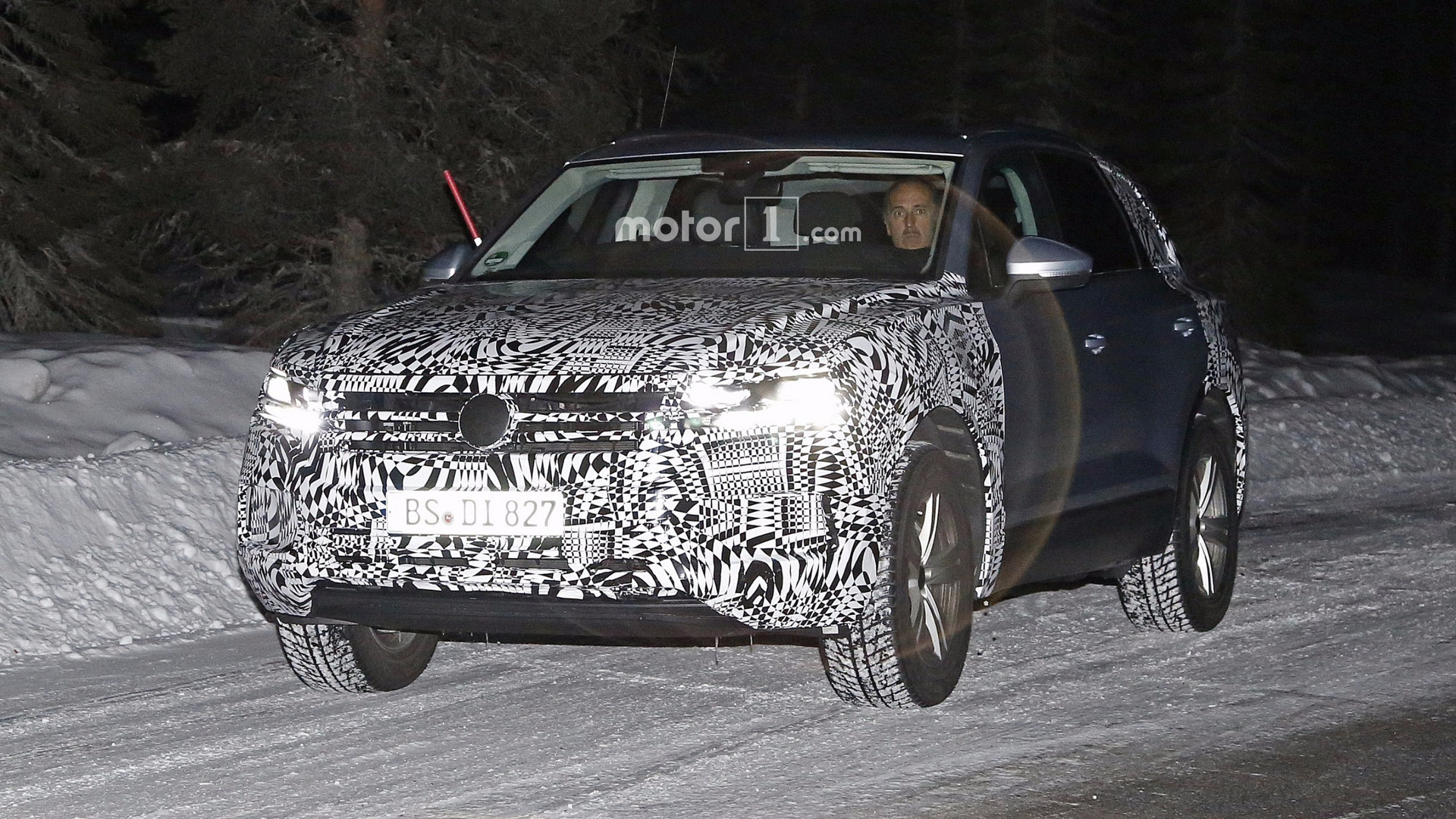 2018-vw-touareg-spy-photo.jpg