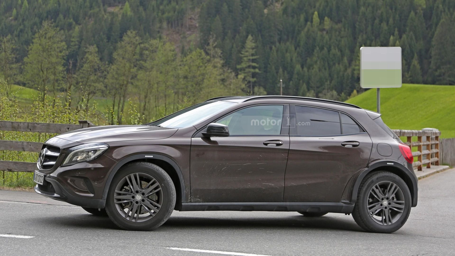 possible-mercedes-glb-spy-photo.jpg