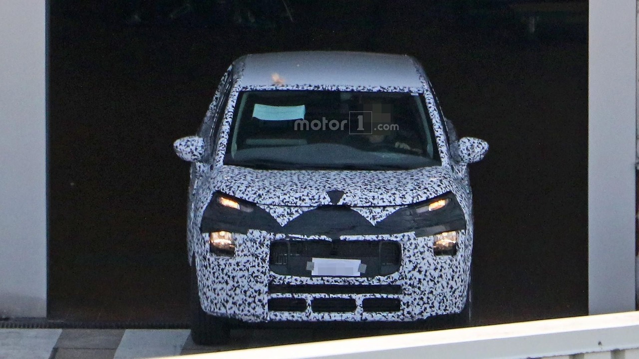 2017-citroen-c3-picasso-spy-photo.jpg