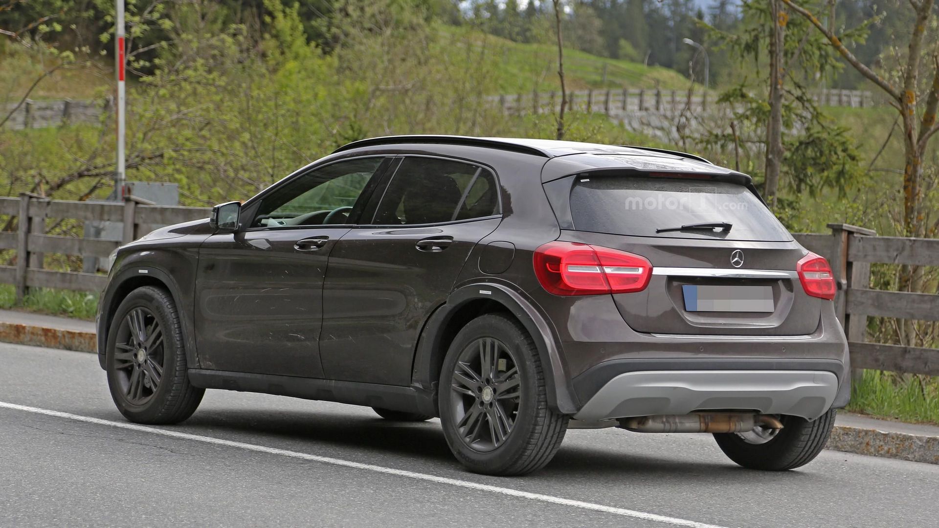 possible-mercedes-glb-spy-photo.jpg